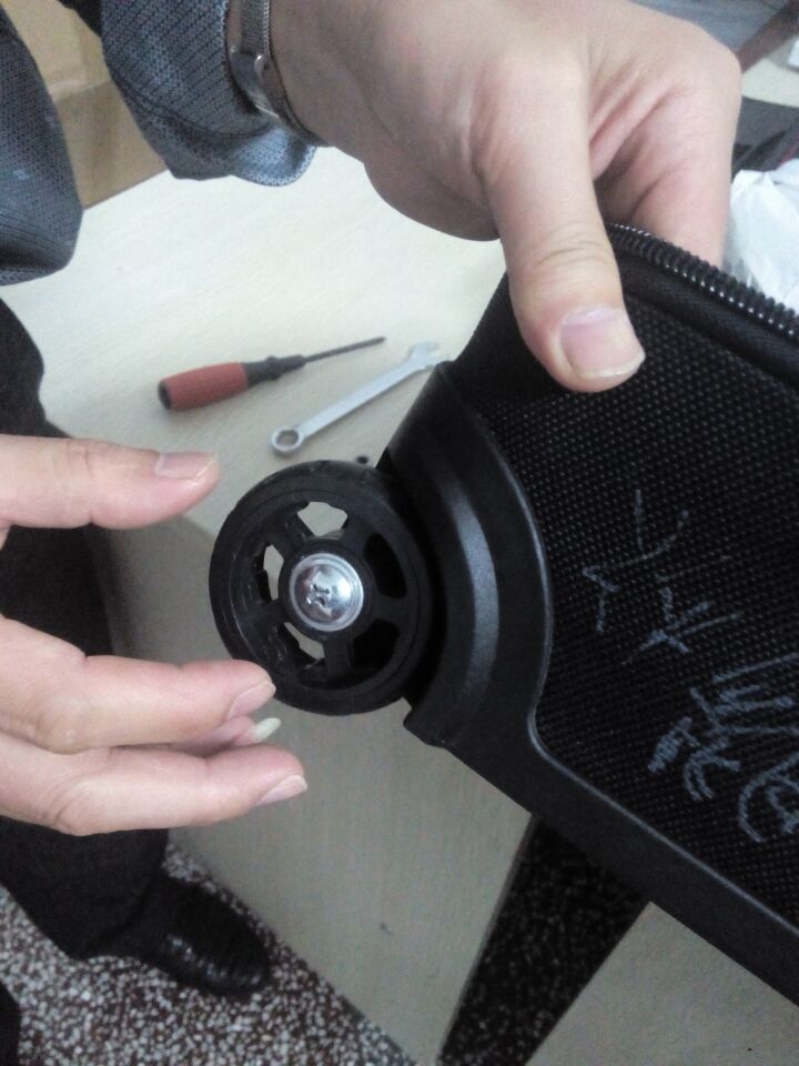 How to tighten up wheels on the Everest Roller case.